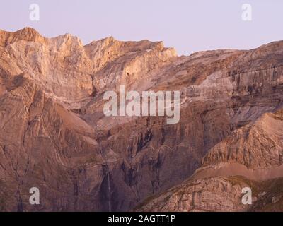 Alpen Glühen am Gavarnie Stockfoto