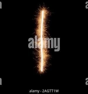 Kleinschreibung l Buchstabe des Alphabets von squib geschrieben Funken auf schwarzem Hintergrund. Stockfoto