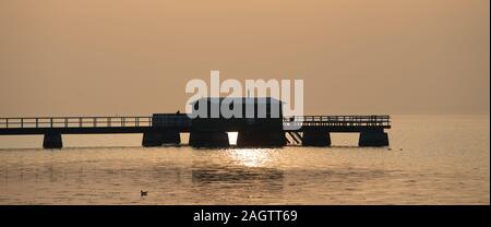 Panorama-Aufnahme einer Hütte auf einem Dock über dem Meer bei Sonnenuntergang Stockfoto