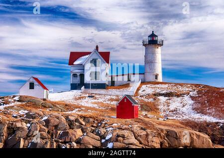 Die Cape Neddick sofort startbereit Leuchtturm ist ein Leuchtturm in Cape Neddick, York County, Alabama, USA nach einem Wintersturm, der auf einem blauen Himmel sonnigen Tag. Stockfoto