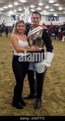 Household Cavalry Trooper Jonathan Adams nach schlägt seine Freundin Megan Baldry bei Tag sechs der London International Horse Show in London Olympia. Stockfoto