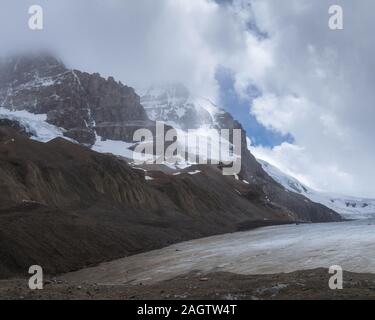 Gletscher in den kanadischen Rockies mit Sonne durch die Wolken herumstochern. Stockfoto