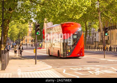 Mai 19, 2018 - Alton Towers, England, Vereinigtes Königreich. Hier ist eine typische Ansicht in London von einem modernen Bussen. Stockfoto