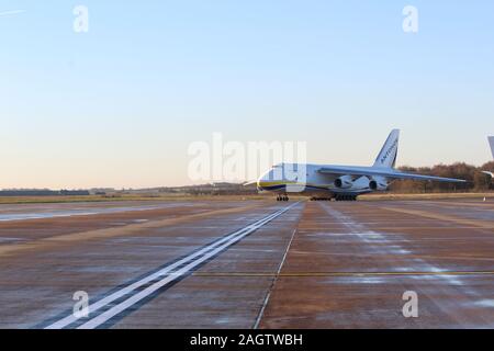 Einer der größten Transportflugzeug der Welt, der Antanov 124-100. Dieses unglaubliche Flugzeug beherrscht den Himmel und den Flughäfen durch Reisen. Stockfoto