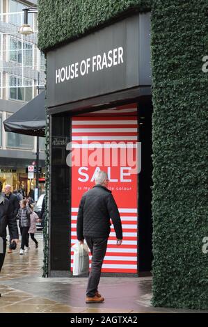 London, Großbritannien. 21 Dez, 2019. Vertrieb meldet sich bei unruhigen John Lewis Department Store, wie viele Geschäfte in London Premier Einkaufsviertel Oxford Street und haben bereits schwere Diskontierung und Verkäufe, die in der Regel nicht bis Weihnachten beginnen gestartet. Credit: Keith Mayhew/SOPA Images/ZUMA Draht/Alamy leben Nachrichten Stockfoto