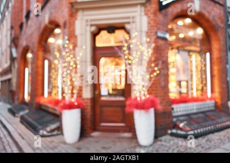 Abstrakte verwischen. Straße in einem Weihnachten in einem alten europäischen Stadt. Lampen Girlanden, Weihnachten Dekor und Dekorationen Stockfoto