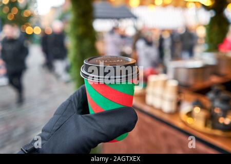 Weihnachtsmarkt in kleinen europäischen Stadt. Rote und Grüne Weihnachten Schale mit Glühwein. Stockfoto