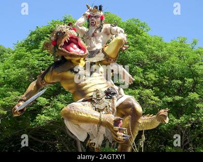 KUTA, Indonesien - März, 16, 2018: ogoh-ogoh Statue vor der Bäume am Strand von Kuta auf Bali Stockfoto