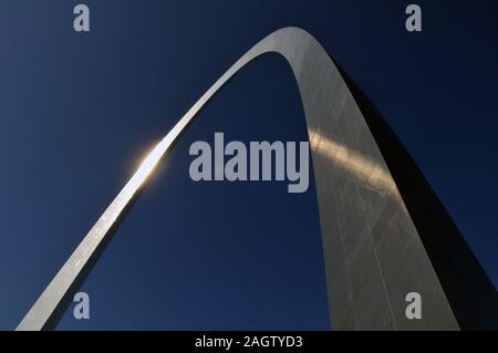 Detail der Gateway Arch in St. Louis, MO, vom Architekten Eero Saarinen entworfen und 1965 fertiggestellt. Der Grenzstein steht am Mississippi River. Stockfoto