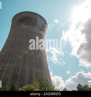 Riesige industrielle Schornstein steht hoch über der Landschaft in Lincolnshire. Stockfoto