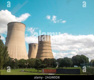 Riesige industrielle Schornstein steht hoch über der Landschaft in Lincolnshire. Stockfoto