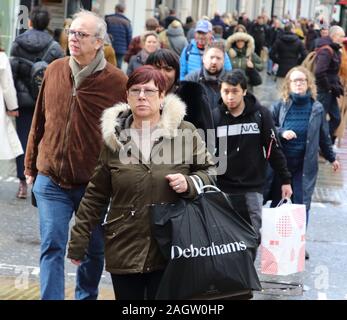 London, Großbritannien. 21 Dez, 2019. Käufer in der Londoner Oxford Street trotzen dem Regen und Kälte last minute präsentiert auf der finalÂ Samstag vor Weihnachten Credit: Keith Mayhew/SOPA Images/ZUMA Draht/Alamy leben Nachrichten Stockfoto