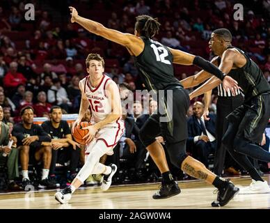 Norman, Oklahoma, USA. 21 Dez, 2019. Oklahoma Sooners guard Austin Reaves (12) schießt die Basketball gegen die UCF Ritter am Samstag, 21. Dezember 2019 An der Lloyd Noble Center in Norman, Oklahoma. Credit: Nicholas Rutledge/ZUMA Draht/Alamy leben Nachrichten Stockfoto