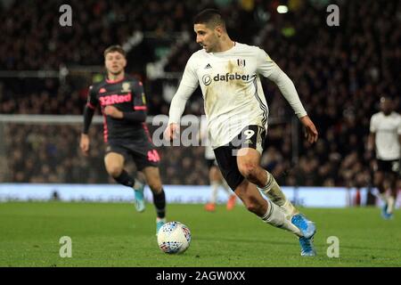 London, Großbritannien. 21 Dez, 2019. Aleksandr Mitrovic von Fulham in Aktion. EFL Skybet championship Match, Fulham v Leeds Utd im Craven Cottage in London am Samstag, den 21. Dezember 2019. Dieses Bild dürfen nur für redaktionelle Zwecke verwendet werden. Nur die redaktionelle Nutzung, eine Lizenz für die gewerbliche Nutzung erforderlich. Keine Verwendung in Wetten, Spiele oder einer einzelnen Verein/Liga/player Publikationen. pic von Steffan Bowen/Andrew Orchard sport Fotografie/Alamy Live news Credit: Andrew Orchard sport Fotografie/Alamy leben Nachrichten Stockfoto