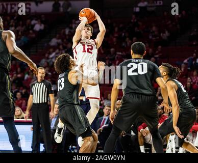 Norman, Oklahoma, USA. 21 Dez, 2019. Oklahoma Sooners guard Austin Reaves (12) schoß drei Punkt, das während des Spiels gegen die UCF Ritter am Samstag, 21. Dezember 2019 An der Lloyd Noble Center in Norman, Oklahoma. Credit: Nicholas Rutledge/ZUMA Draht/Alamy leben Nachrichten Stockfoto