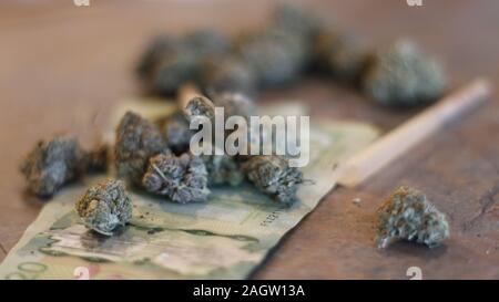 Marihuana Knospen um kanadischen Geld verteilt Stockfoto