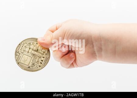 Nahaufnahme der Hand des Kinder hält und zeigt eine bitcoin Münze mit Fingern auf einem weißen Hintergrund. Konzept für Artikel und Beiträge über die Zukunft und deposi Stockfoto