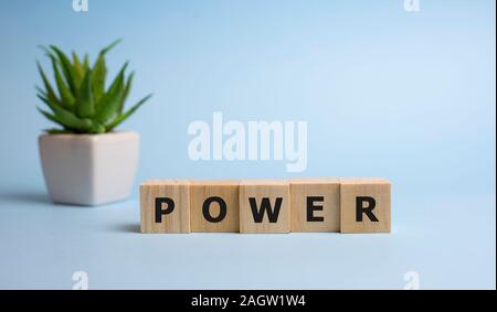 Holz- Word Power Wort auf blauem Hintergrund Stockfoto