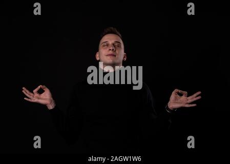Ruhigen Menschen meditieren, Entspannen, kein Stress Relief an der Arbeit Konzept, eingedenk ruhige junge geschäftsfrau oder Schüler üben Atmung yoga Stockfoto