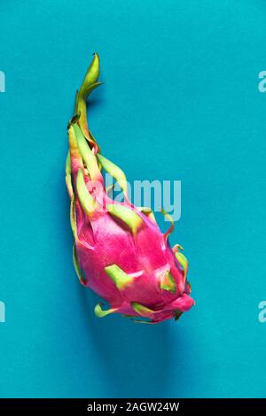 Kreative flachbild Layout mit frischen Bioprodukten rosa, weiß und Grün (Drachenfrucht pitaya oder pitahaya) auf Türkis Papier Hintergrund. Trendy top Aussicht, Flachbild la Stockfoto