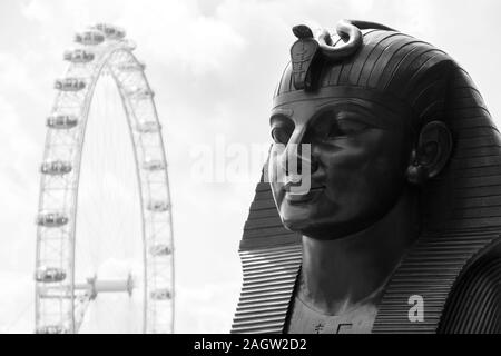 August 19, 2019 - London, Vereinigtes Königreich. Nur eine der vielen Denkmäler in London, in der jeden Tag tausende von Touristen anzieht. Das London Eye in der Stockfoto