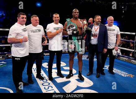 Daniel Dubois feiert den Gewinn der WBO Internationale und freien Silber Heavyweight Championship am Kupfer, Arena, London. Stockfoto