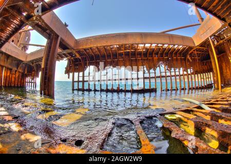 Innenraum der rostigen Schiffswrack in Griechenland voll von Meerwasser in Glyfada Beach in der Nähe von Gythio, Gythio Lakonia Peloponnes, Griechenland. Weitwinkelaufnahme. Stockfoto