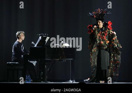 211219 - Concerto Renato Zero Tour 2019" Null il Folle" bei Null il Folle-tour Renato Zero, Unipol Arena, Bologna, Italien, 21. Dez. 2019 Stockfoto