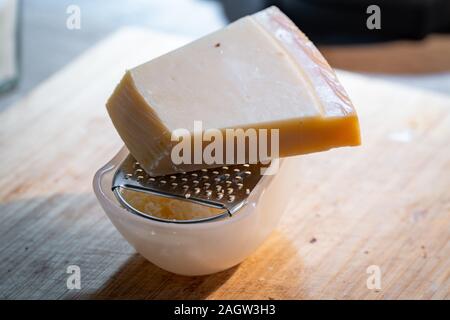 Sehr leckere hausgemachte italienische Pilz-risotto mit Knoblauch, Zwiebeln und Parmesankäse Stockfoto