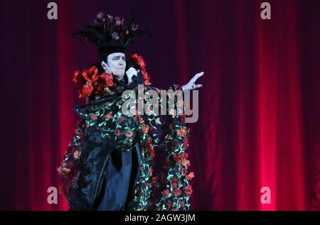 211219 - Concerto Renato Zero Tour 2019" Null il Folle" bei Null il Folle-tour Renato Zero, Unipol Arena, Bologna, Italien, 21. Dez. 2019 Stockfoto