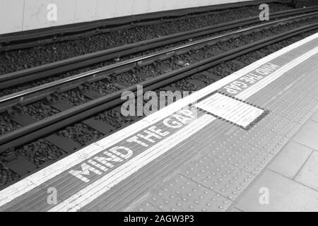 Ein Blick entlang ein typischer Satz von Bahnstrecken im Vereinigten Königreich. Stockfoto