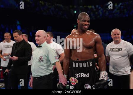 Daniel Dubois feiert den Gewinn der WBO Internationale und freien Silber Heavyweight Championship am Kupfer, Arena, London. Stockfoto