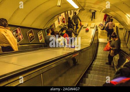 Einer der Hunderten von Fahrtreppen, die viele Menschen aus allen Gesellschaftsschichten zu und von den Bahnsteigen der Londoner U-Bahn im Vereinigten Königreich. Stockfoto