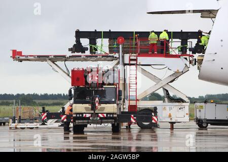 Eine riesige Boeing 747-Flugzeuge, eines der schönsten Flugzeuge der Welt mit 2 deck Zelle geladen/entladen mit Cargo. Stockfoto