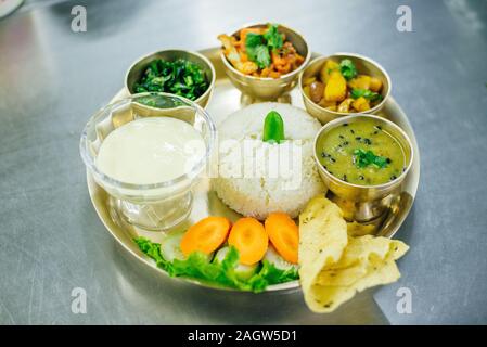 Nepali Dal Bhat, traditionelle nepalesische Essen, Thamel Kathmandu Stockfoto