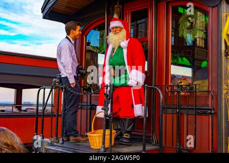 Strasburg, USA. 21 Dez, 2019. Santa Hopfen an Bord der Strasburg Rail Road für den Transport mit aufgeregten Kinder vor Weihnachten zu besuchen. Credit: George Sheldon/Alamy leben Nachrichten Stockfoto