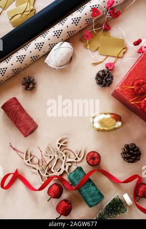 Auf dem Tisch Requisiten für die Dekoration von Haus und Baum für das Handwerk Papier Stockfoto