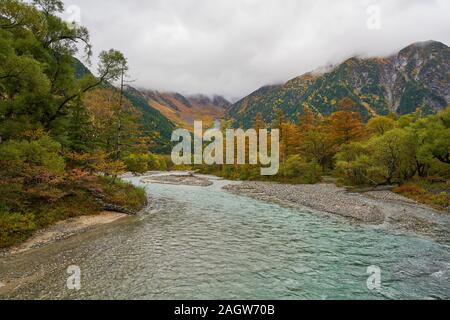 Szenischen der Herbstsaison in kamikochi Nagano Ansicht mit Nebel am Morgen sky Stockfoto