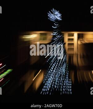 Dezember 15, 2019: Ein beleuchteter Weihnachtsbaum Linien Solana Beach. (Bild: © rishi DekaZUMA Draht) Stockfoto