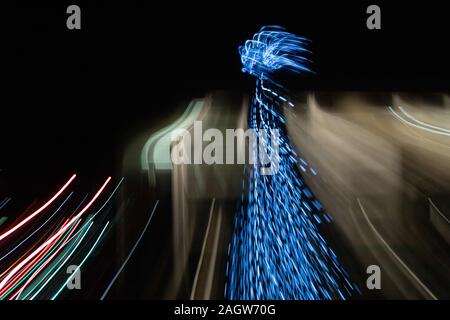 Dezember 15, 2019: Ein beleuchteter Weihnachtsbaum Linien Solana Beach. (Bild: © rishi DekaZUMA Draht) Stockfoto