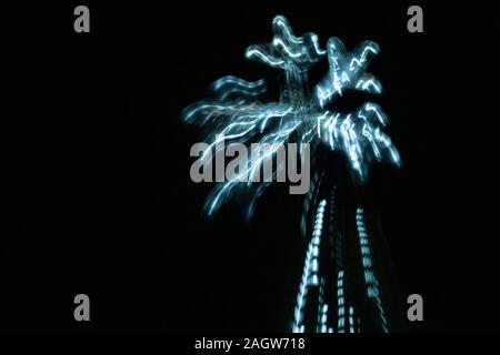 Dezember 15, 2019: Ein beleuchteter Weihnachtsbaum Linien Solana Beach. (Bild: © rishi DekaZUMA Draht) Stockfoto