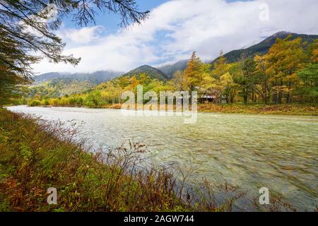 Malerischer Herbst Jahreszeit von kamikochi Japan alpine mit klaren Blick auf den Fluss Stockfoto
