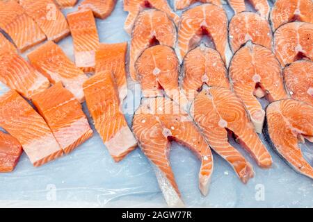 Scheiben der Norwegischen rosa Lachs Schneiden auf Eis, reich an Omega 3 und gesunde Fette. Stockfoto