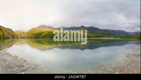 Taisho Teich im Herbst von kamikochi Japan Reise Reise Stockfoto