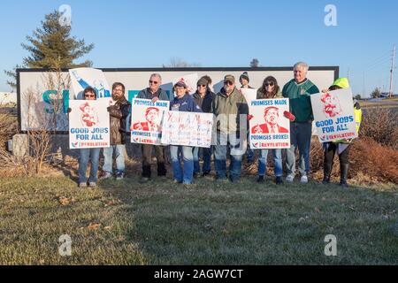 Burlington, Iowa, USA. Dezember, 2019 21. Ein Jahr nach der Schließung eines Siemens Dampfturbine Werk in Burlington, Iowa, USA ehemalige Mitarbeiter außerhalb der Anlage zu protestieren, der Siemens AG und Trump versprechen Arbeitsplätze zu retten. Credit: Keith Turrill/Alamy leben Nachrichten Stockfoto