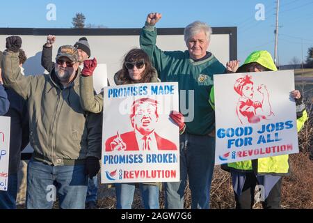 Burlington, Iowa, USA. Dezember, 2019 21. Ein Jahr nach der Schließung eines Siemens Dampfturbine Werk in Burlington, Iowa, USA ehemalige Mitarbeiter außerhalb der Anlage zu protestieren, der Siemens AG und Trump versprechen Arbeitsplätze zu retten. Credit: Keith Turrill/Alamy leben Nachrichten Stockfoto