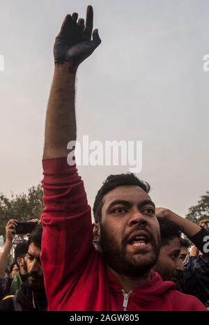 Kolkata, Indien. 21 Dez, 2019. Demonstranten nehmen an einem Massenprotest gegen die umstrittene neue Staatsbuergerschaftsrecht in Kolkata, Indien, Dez. 21, 2019. Die Zahl der Todesopfer in den heftigen Protesten gegen die umstrittenen neuen Staatsangehörigkeitsgesetz in Indien am Samstag stieg auf 22, sagten Beamte. Credit: tumpa Mondal/Xinhua/Alamy leben Nachrichten Stockfoto