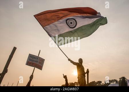 Kolkata, Indien. 21 Dez, 2019. Demonstranten nehmen an einem Massenprotest gegen die umstrittene neue Staatsbuergerschaftsrecht in Kolkata, Indien, Dez. 21, 2019. Die Zahl der Todesopfer in den heftigen Protesten gegen die umstrittenen neuen Staatsangehörigkeitsgesetz in Indien am Samstag stieg auf 22, sagten Beamte. Credit: tumpa Mondal/Xinhua/Alamy leben Nachrichten Stockfoto