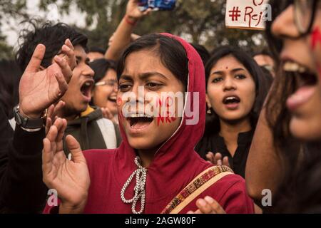 Kolkata, Indien. 21 Dez, 2019. Demonstranten nehmen an einem Massenprotest gegen die umstrittene neue Staatsbuergerschaftsrecht in Kolkata, Indien, Dez. 21, 2019. Die Zahl der Todesopfer in den heftigen Protesten gegen die umstrittenen neuen Staatsangehörigkeitsgesetz in Indien am Samstag stieg auf 22, sagten Beamte. Credit: tumpa Mondal/Xinhua/Alamy leben Nachrichten Stockfoto