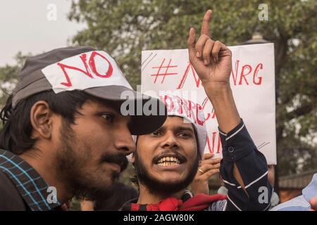 Kolkata, Indien. 21 Dez, 2019. Demonstranten nehmen an einem Massenprotest gegen die umstrittene neue Staatsbuergerschaftsrecht in Kolkata, Indien, Dez. 21, 2019. Die Zahl der Todesopfer in den heftigen Protesten gegen die umstrittenen neuen Staatsangehörigkeitsgesetz in Indien am Samstag stieg auf 22, sagten Beamte. Credit: tumpa Mondal/Xinhua/Alamy leben Nachrichten Stockfoto